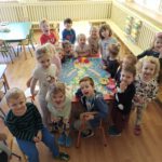 Przedszkole w Wegrach zdjecie bawiacych sie dzieci nr 5